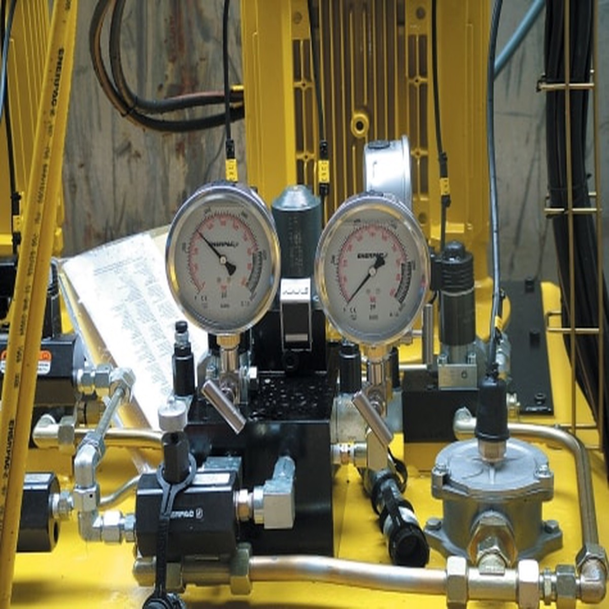 G4088L, Hydraulic Pressure Gauge, 4.0 in. Face, Lower Mount, Glycerine Filled, 10,000 maximum psi